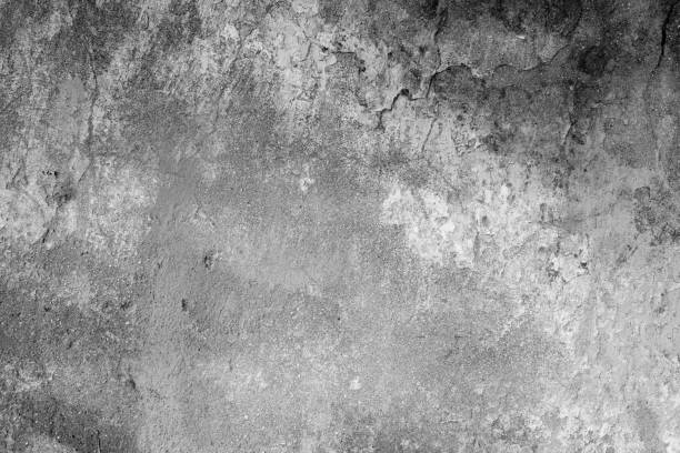istock Wall fragment with attritions and cracks 642022186
