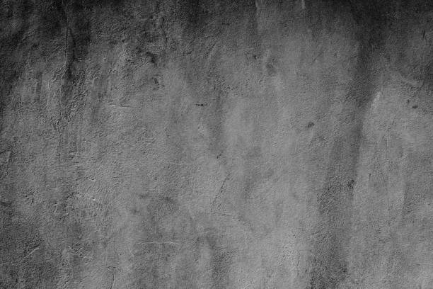 istock Wall fragment with attritions and cracks 642022348