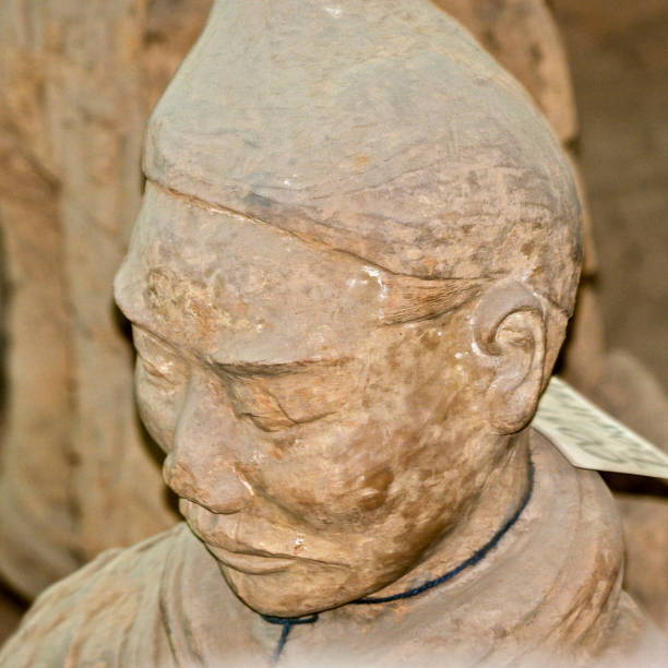 cina, xi'an. figure di argilla di guerrieri, cavalli e carri. - terracotta soldiers chinese ethnicity warrior xian foto e immagini stock