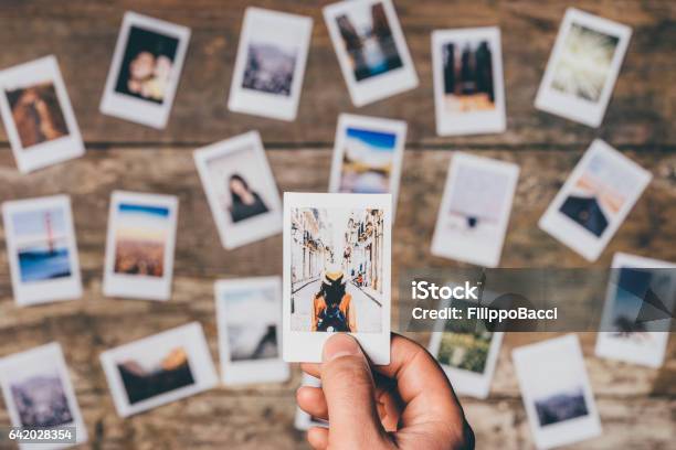 Stampa Istantanea Della Fotocamera Su Un Tavolo - Fotografie stock e altre immagini di Fotografia - Prodotto d'arte e artigianato - Fotografia - Prodotto d'arte e artigianato, Fotografia - Immagine, Ricordi