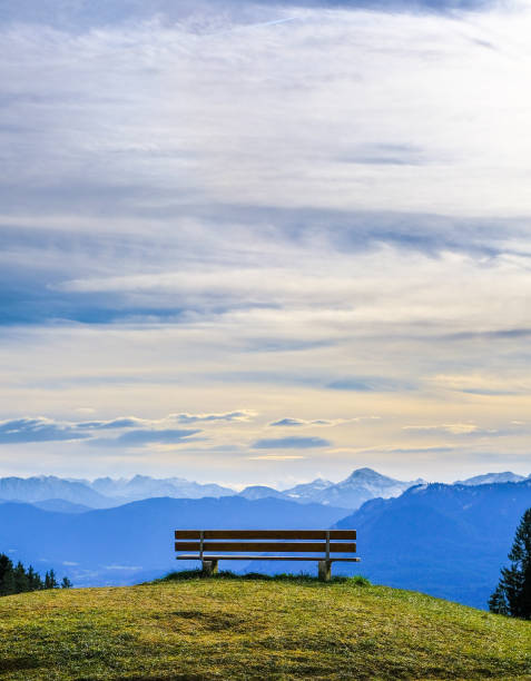 banc à une montagne - bad tölz wolfratshausen photos et images de collection