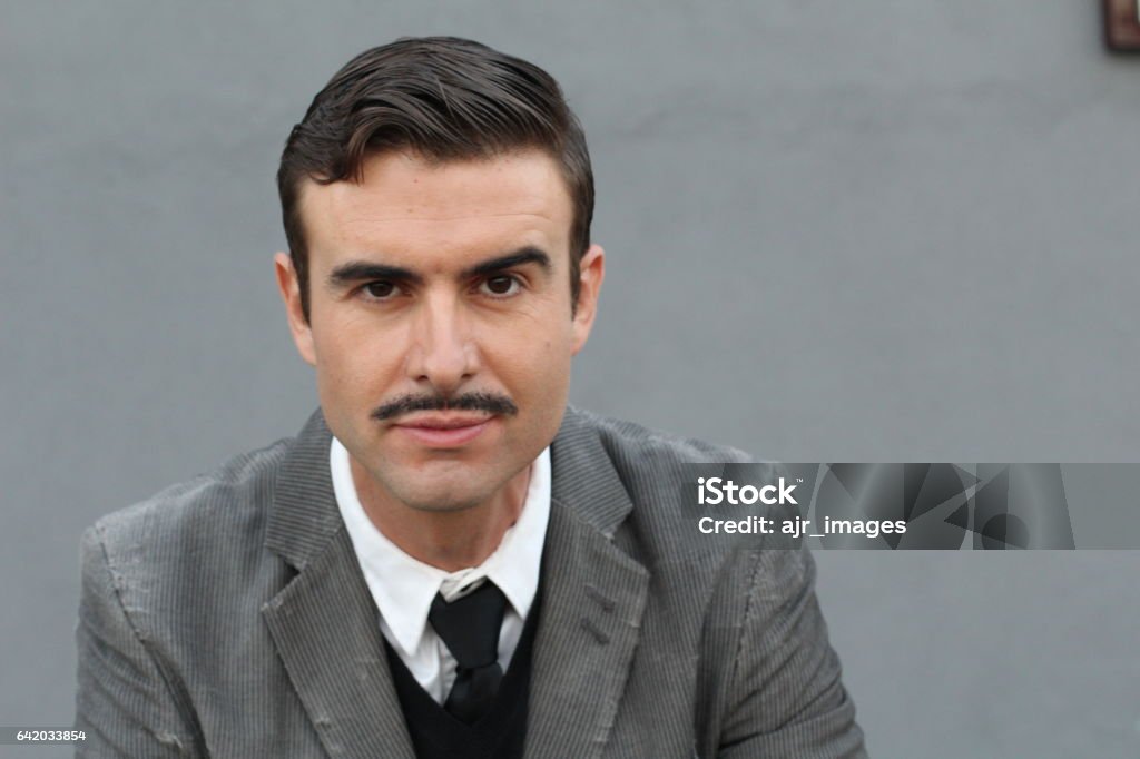 Hombre retro seria extravagante con bigote - Foto de stock de Bigote libre de derechos