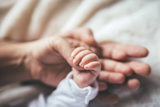 bezpieczne w naszych rękach! - newborn human hand baby father zdjęcia i obrazy z banku zdjęć