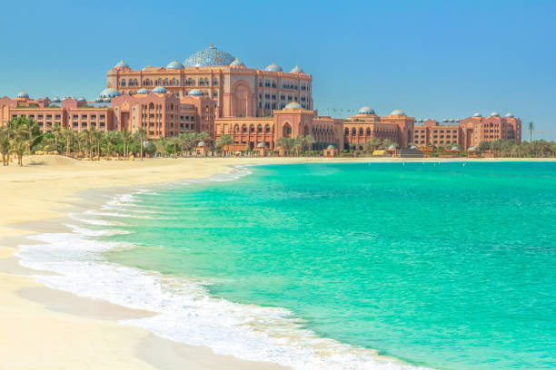 spiaggia di emirates palace - emirates palace hotel foto e immagini stock