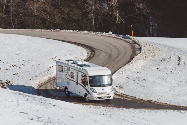 camping-car sur une route sinueuses - motor home park camping luxury photos et images de collection