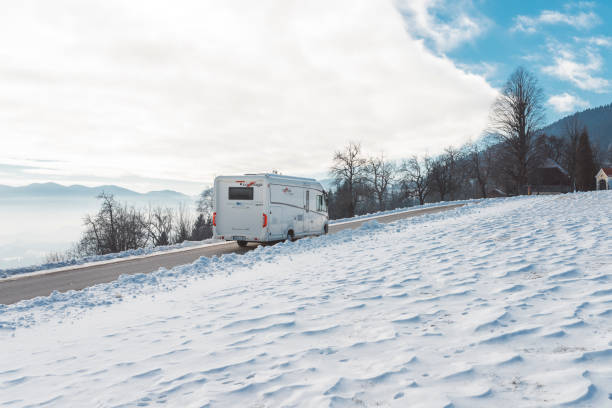 vue de montagne pittoresque d’une caravane - motor home park camping luxury photos et images de collection