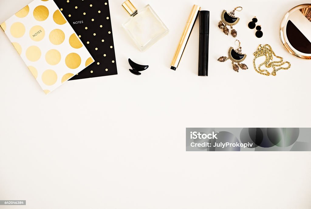 Gold, schwarz und weiß. Weibes Schönheit Make-up und Accessoires - Lizenzfrei Accessoires Stock-Foto