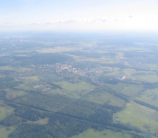 vista dall'alto di un aereo in italia - aerial view city urban scene italy foto e immagini stock