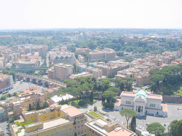 vista di roma dal tetto della cattedrale di san pietro. tipi di turisti in città - aerial view city urban scene italy foto e immagini stock