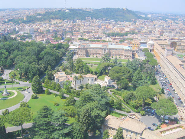 vista di roma dal tetto della cattedrale di san pietro. tipi di turisti in città - aerial view city urban scene italy foto e immagini stock