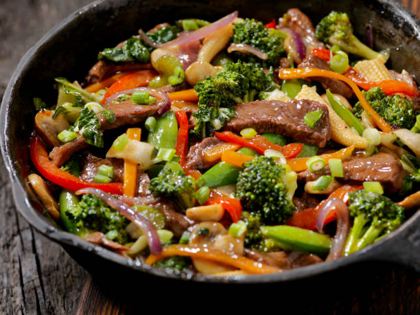 la carne de res y de brécol stir fry - wok fotografías e imágenes de stock
