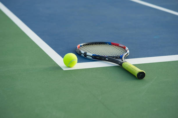 tennisball und schläger auf tennisplatz - tennis court tennis ball racket stock-fotos und bilder