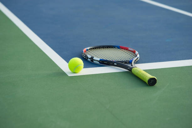 테니스 코트에서 라켓과 테니스 공 - tennis tennis racket racket tennis ball 뉴스 사진 이미지