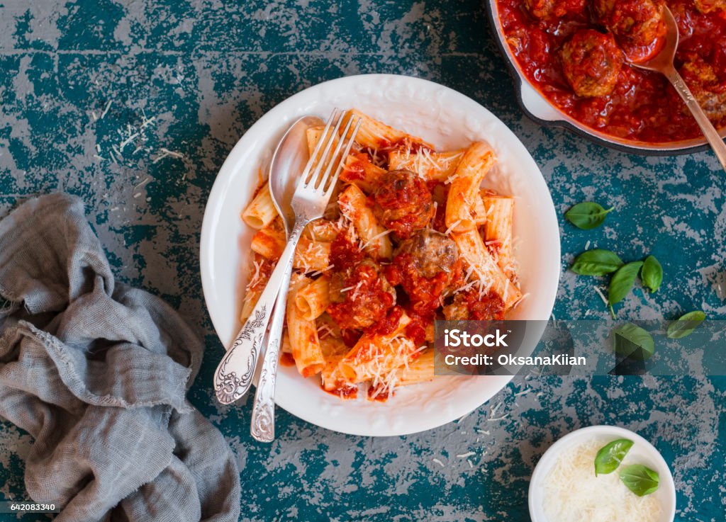 Rigatoni mit Putenfleischbällchen und Tomatensauce. Köstliches mediterranes Mittagessen, Ansicht von oben - Lizenzfrei Fleischbällchen Stock-Foto