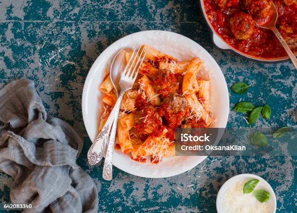 Rigatoni Mit Putenfleischbällchen Und Tomatensauce Köstliches Mediterranes Mittagessen Ansicht Von Oben Stockfoto und mehr Bilder von Fleischbällchen