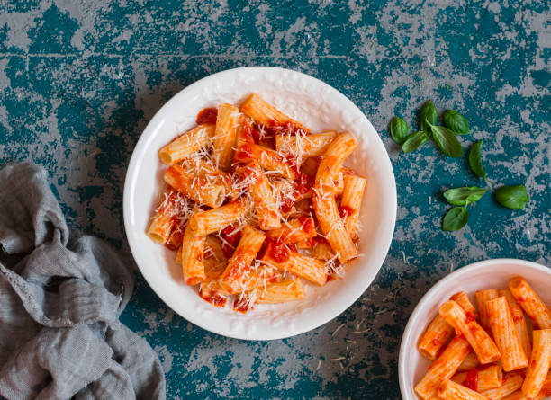 rigatoni con salsa de tomate. delicioso almuerzo mediterráneo, vista superior - rigatoni fotografías e imágenes de stock