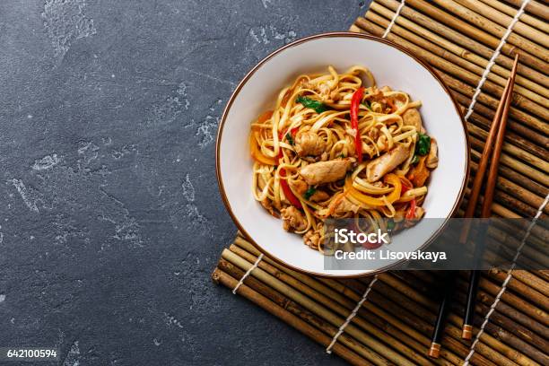 Photo libre de droit de Nouilles Sautées Udon Avec Du Poulet Dans Un Bol banque d'images et plus d'images libres de droit de Nouilles - Nouilles, Poulet - Viande blanche, Cuisine asiatique