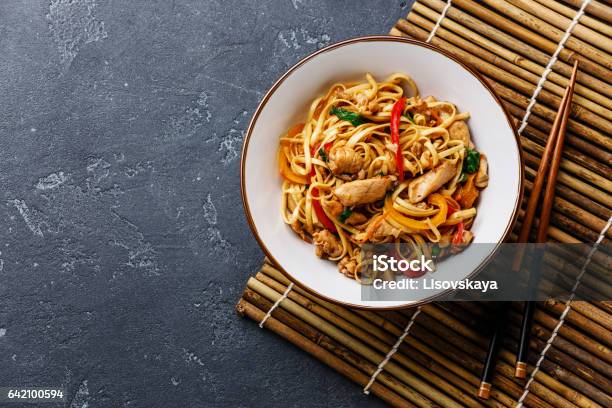 Udon Stirfry Noodles With Chicken In Bowl Stockfoto en meer beelden van Aziatische noedels - Aziatische noedels, Kip - Vlees, Aziatisch eten