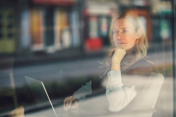 geschäftsfrau arbeiten im café - looking through window window business women stock-fotos und bilder