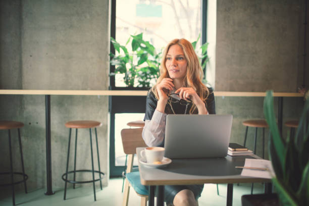 istock Businesswoman working in cafe 642104274
