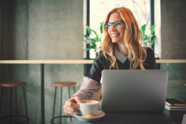 istock Businesswoman working in cafe 642104604