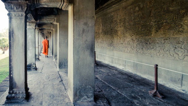 シェムリアップ,カンボジア,2015年12月6日:カンボジア・アンコールワットの廊下を歩く僧侶 - cambodia monk buddhism angkor wat ストックフォトと画像