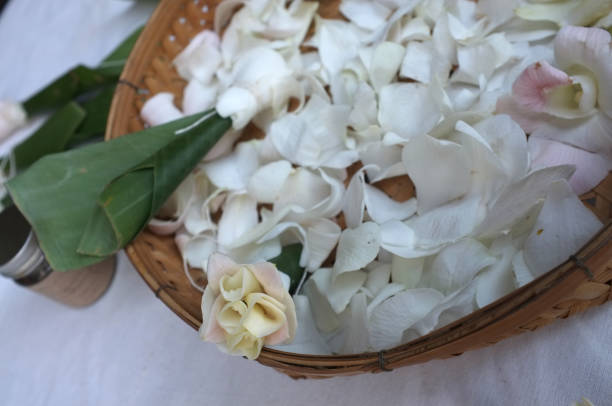 istock Workshop how to making a Thai flower garland 642108312