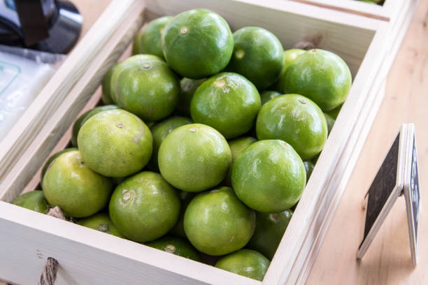 The green lime in the wood box. - fotografia de stock