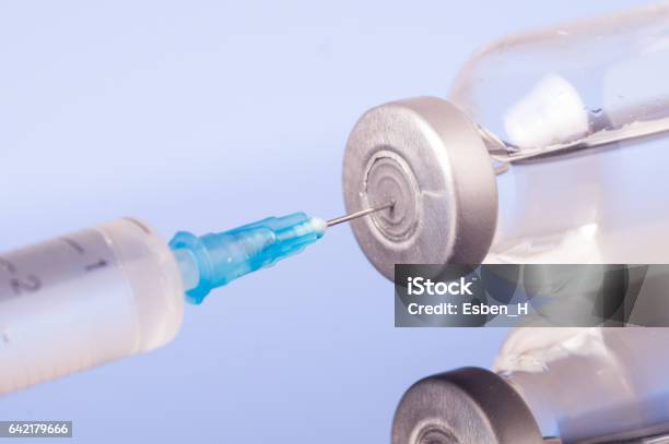 Medizinische Spritze Mit Der Nadel In Der Durchstechflasche Stockfoto und mehr Bilder von Allgemeinarztpraxis