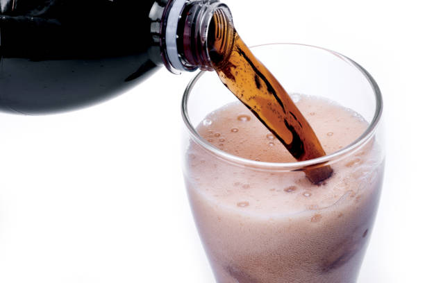 istock Pour the cola ice with a bubble White background 642182072