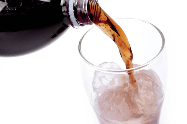 istock Pour the cola ice with a bubble White background 642182128