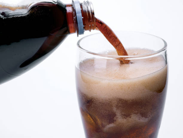 istock Pour the cola ice with a bubble White background 642182172