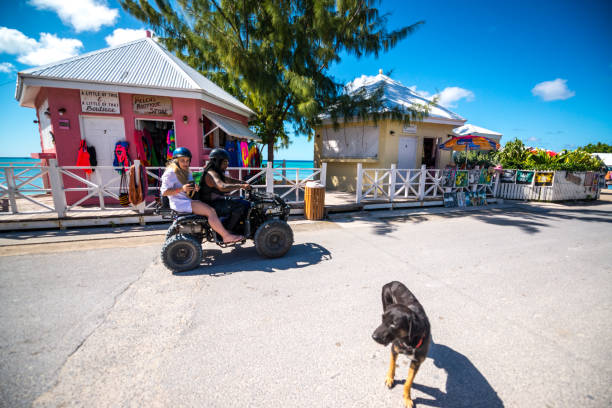 sklepy dla turystów w historycznym centrum cockburn town, stolicy turks i caicos - turks and caicos islands caicos islands bahamas island zdjęcia i obrazy z banku zdjęć