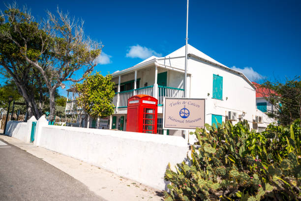 turks and caicos national museum w historycznym centrum cockburn town, grand turk - capital cities pay phone city cityscape zdjęcia i obrazy z banku zdjęć