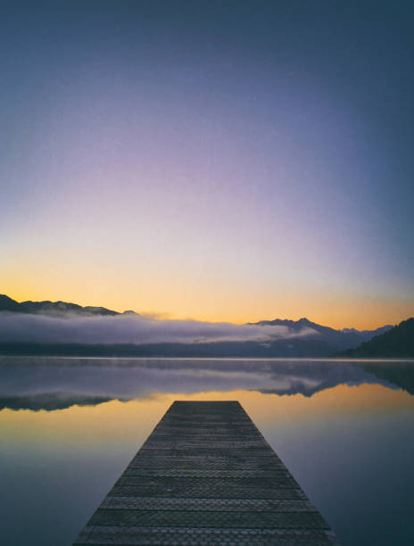 lake kaniere at dawn, neuseeland - see mirror lake stock-fotos und bilder