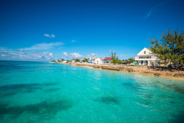 widok na plażę cockburn town, grand turk, turks i caicos - turks and caicos islands caicos islands bahamas island zdjęcia i obrazy z banku zdjęć