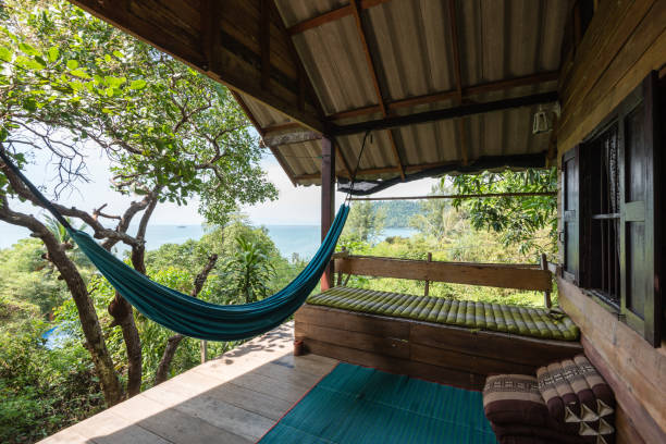 terrazza di bungalow con vista sul mare presso il resort tailandese - seaview foto e immagini stock