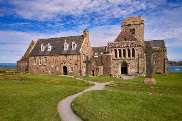 abbaye d’iona, l’île d’iona, hébrides intérieures en écosse - iona photos et images de collection