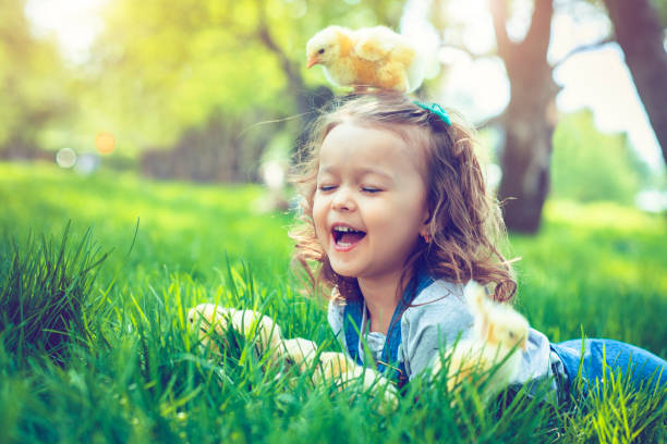 dziecko na wielkanoc - bird yellow child chicken zdjęcia i obrazy z banku zdjęć