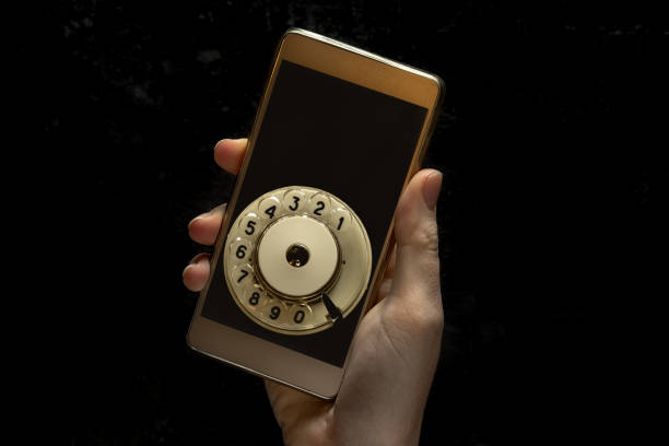 foto concettuale del telefono cellulare. - landline phone women close up old fashioned foto e immagini stock