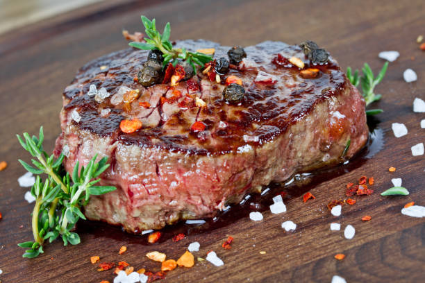 medio bistec a la parrilla  - filet mignon steak fillet beef fotografías e imágenes de stock