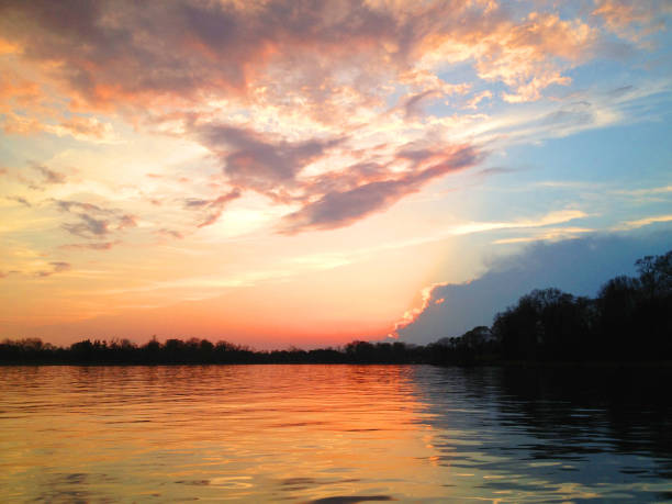 a scene on the chesapeake bay depicting nature and the landscape on the shore of the chesapeake bay in maryland, usa. - maryland fishing atlantic ocean sea imagens e fotografias de stock