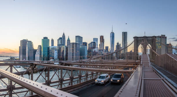 traffico del ponte di brooklyn e skyline di manhattan - new york, stati uniti - brooklyn bridge taxi new york city brooklyn foto e immagini stock