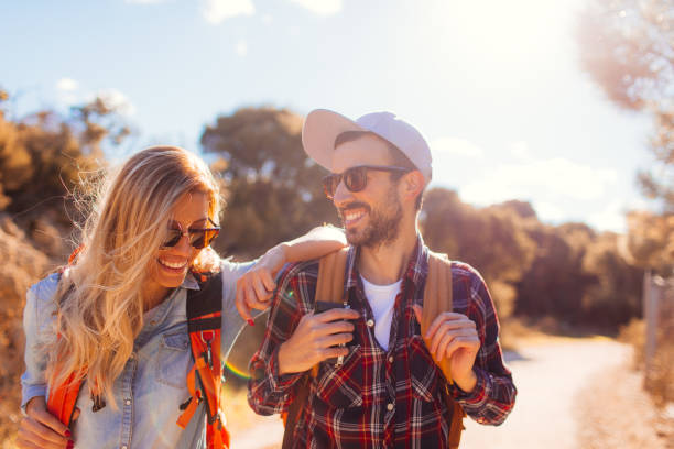 las vacaciones activas - people traveling friendship backpack expressing positivity fotografías e imágenes de stock