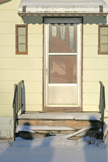 casa abbandonata con portico e gradini in decomposizione, inverno e neve - screen door door porch house foto e immagini stock