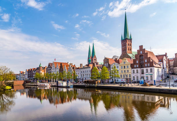 живописный вид на горизонт любека на реке траве - lubeck стоковые фото и и�зображения