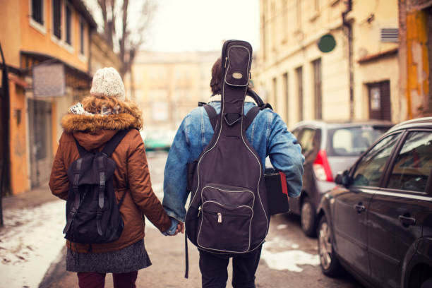 agarrar de la mano - couple old fashioned hipster holding hands fotografías e imágenes de stock