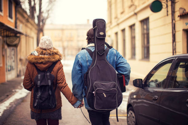 pareja en el amor  - couple old fashioned hipster holding hands fotografías e imágenes de stock