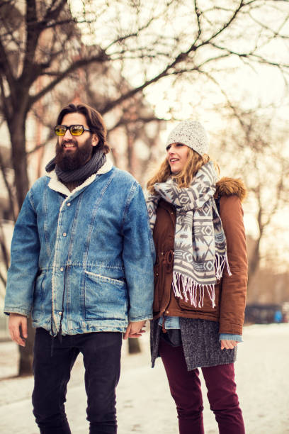 jóvenes y en amor - couple old fashioned hipster holding hands fotografías e imágenes de stock