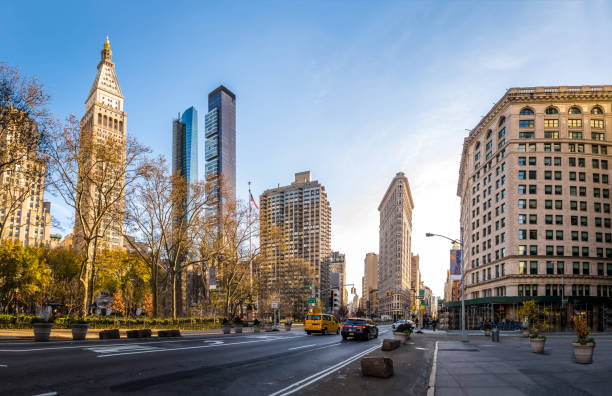 edifici intorno al madison square park - new york city, stati uniti - street level foto e immagini stock